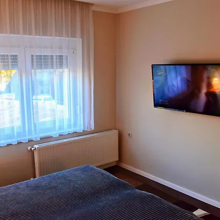 Keknefelejcs Vendeghaz * زلاكاروس